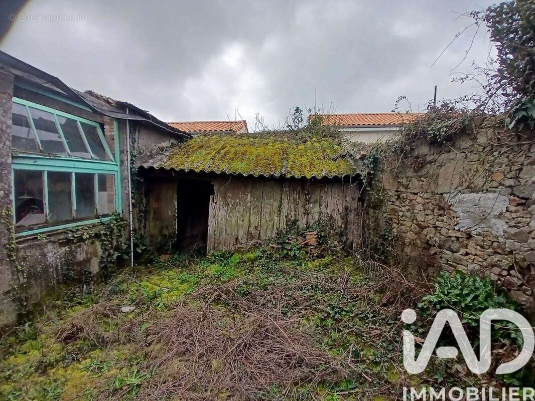 Photo 8 - Maison à SAINT-PIERRE-DES-ECHAUBROGNES