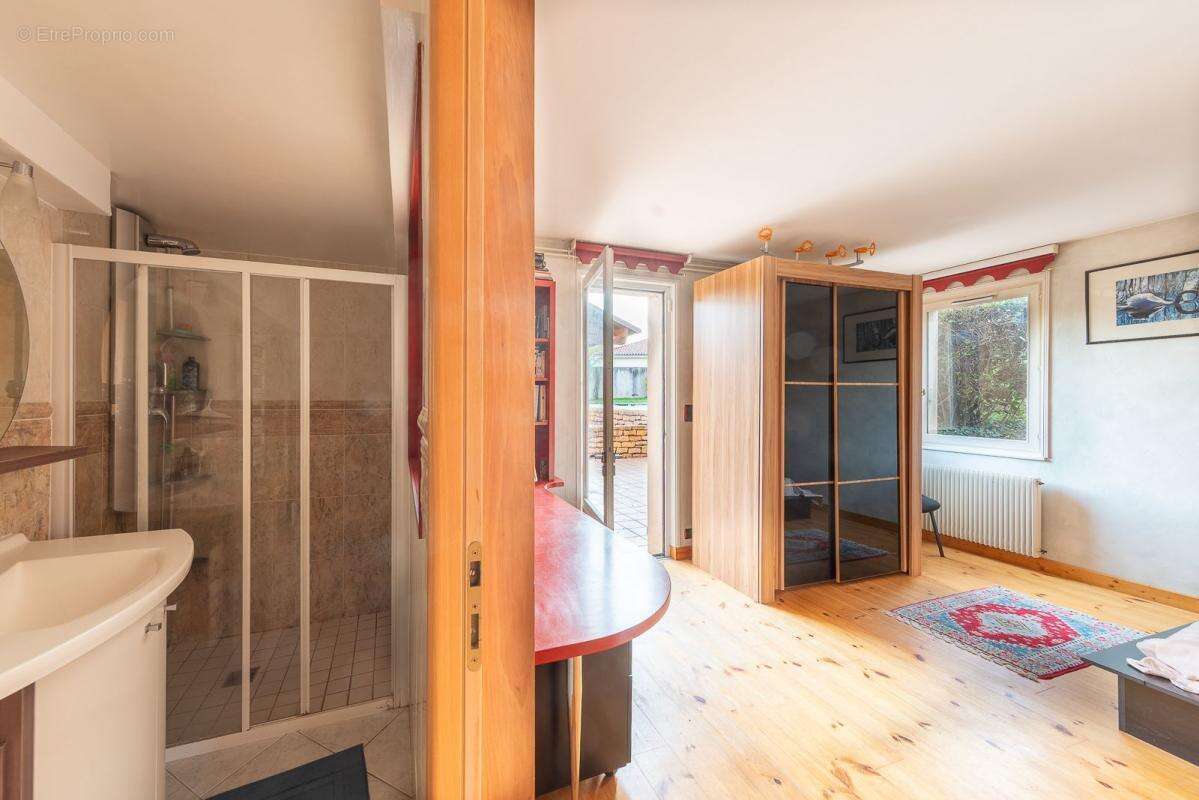 Maison familiale avec piscine et grand terrain - photo 11