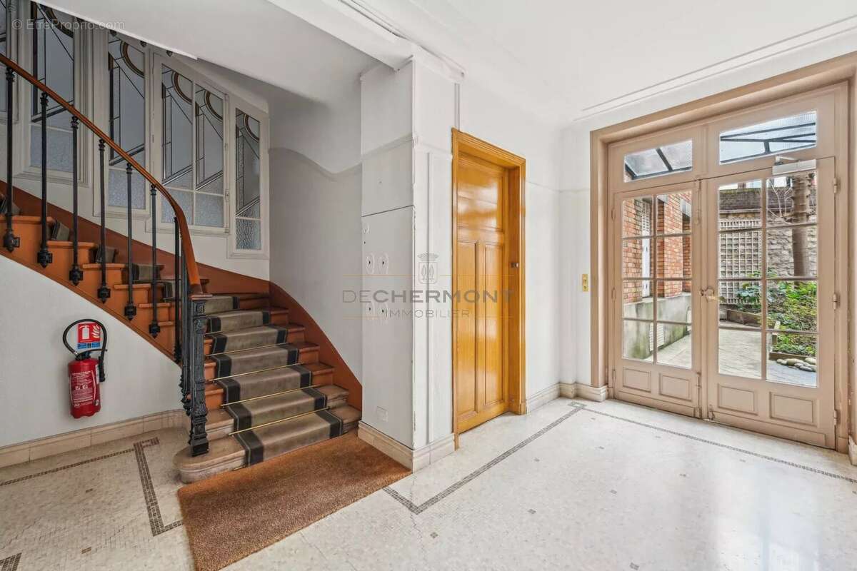 Appartement à PARIS-16E
