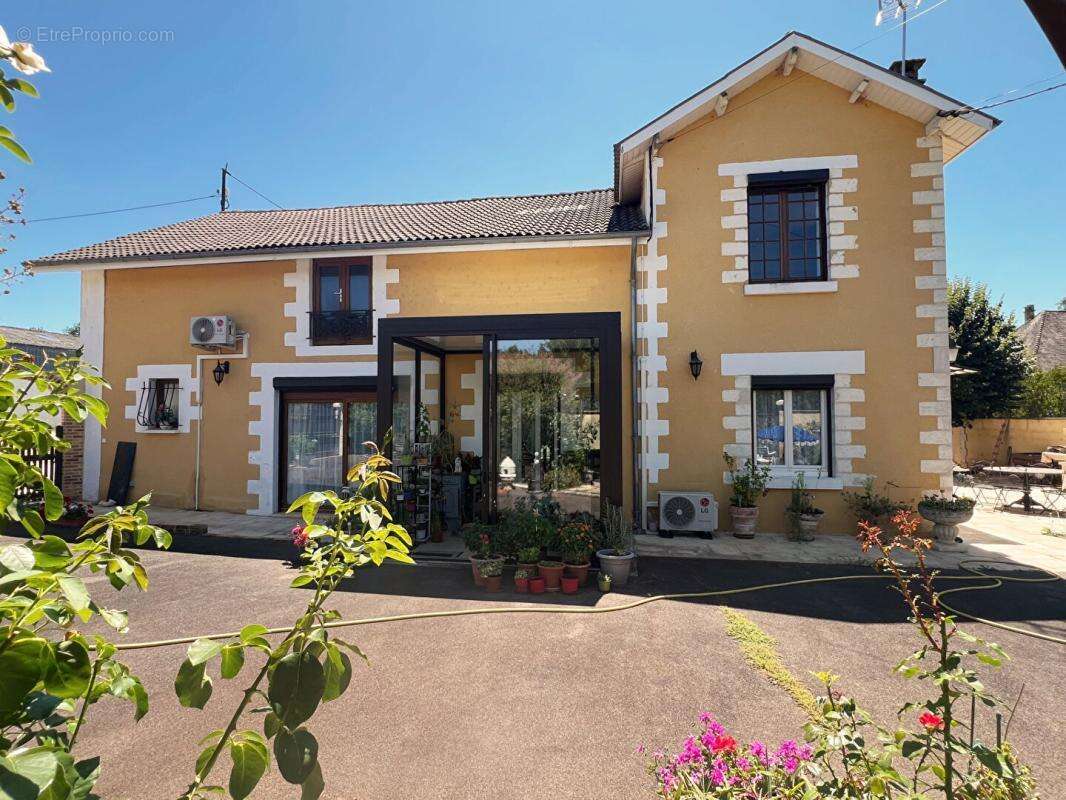 Maison Saint Pierre De Cole 13 pièce(s) 400 m2 - photo 2