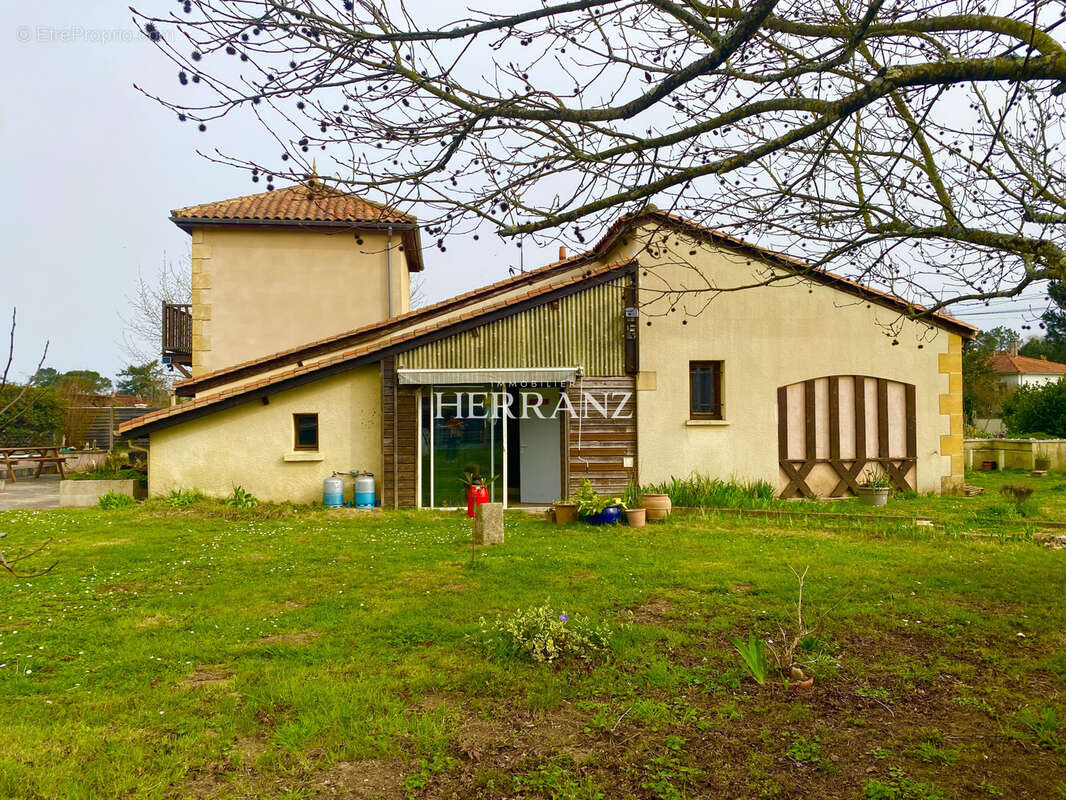 Maison à MENESPLET