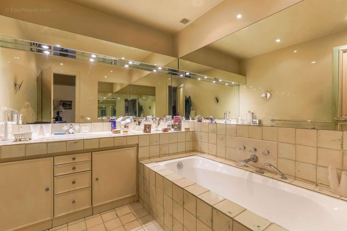 Appartement à NEUILLY-SUR-SEINE
