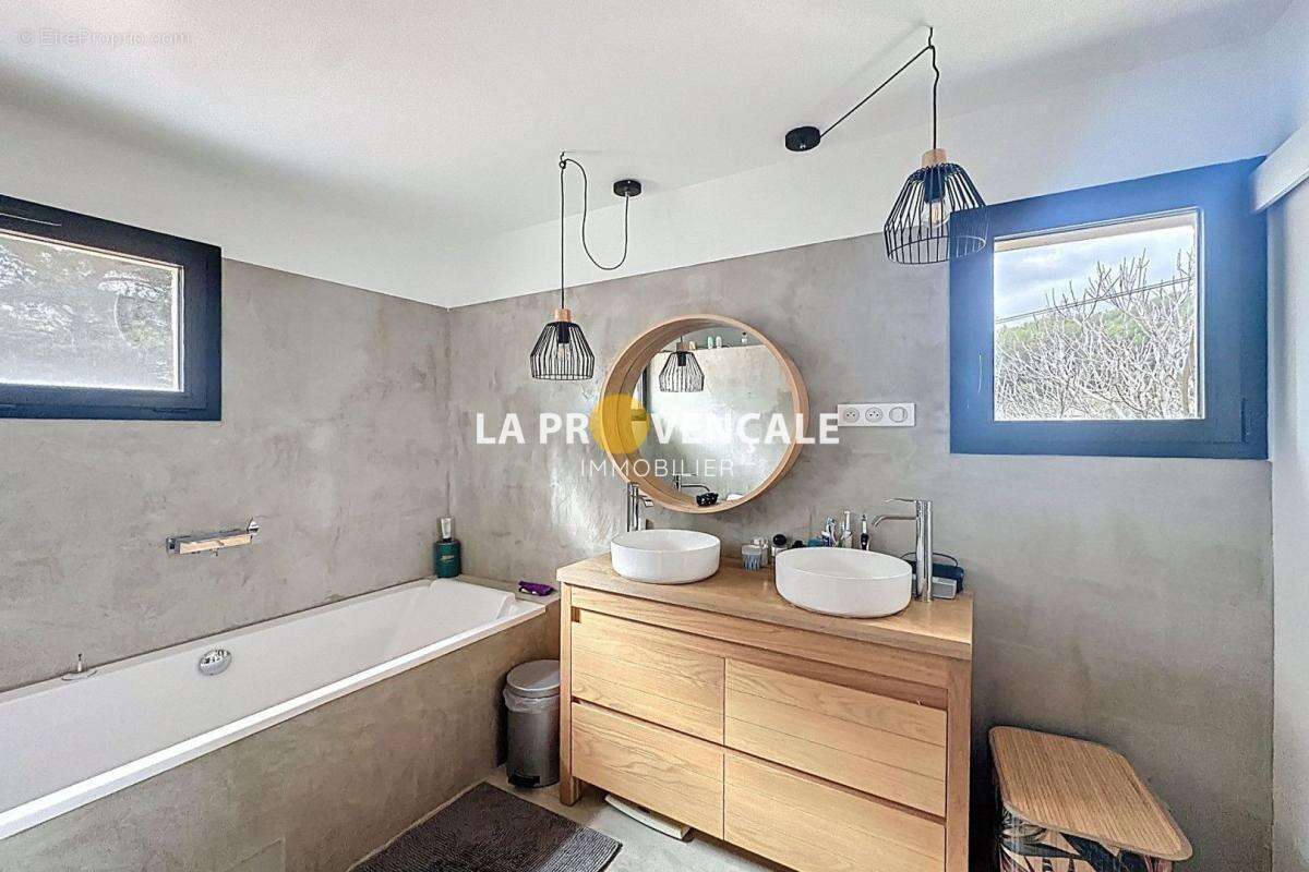 Maison à SIMIANE-COLLONGUE