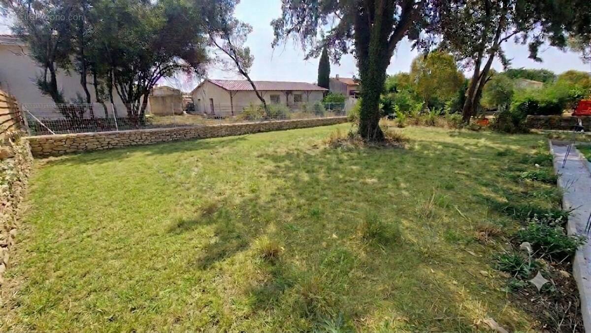 Terrain à CLARENSAC