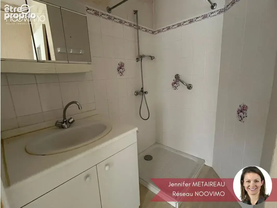 Coeur de bourg ! Au calme, maison à rénover non mitoyenne av - photo 7