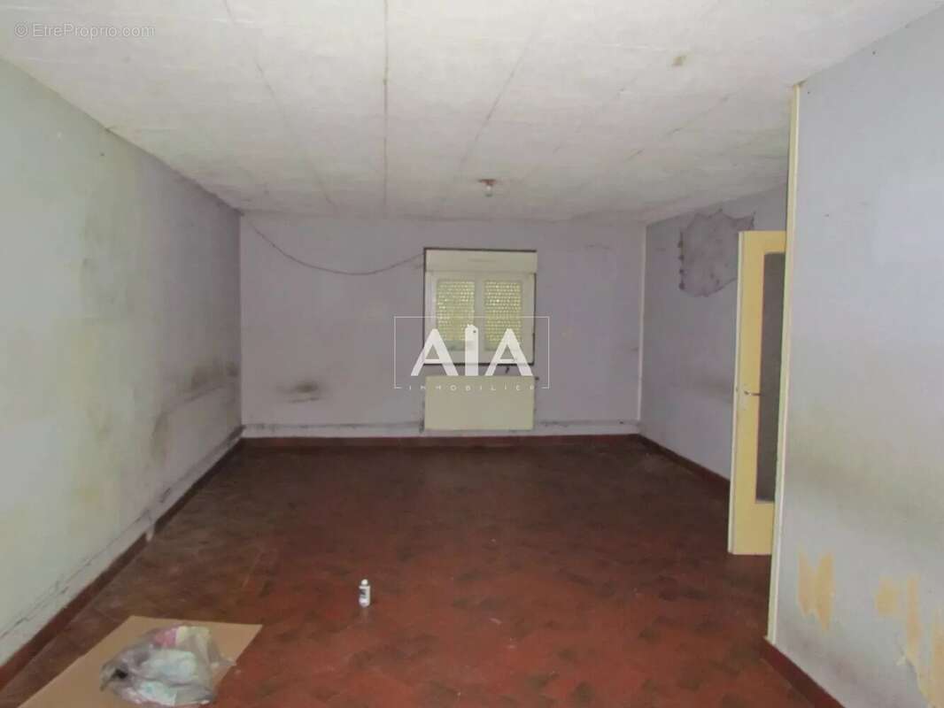 Maison à LES ADJOTS