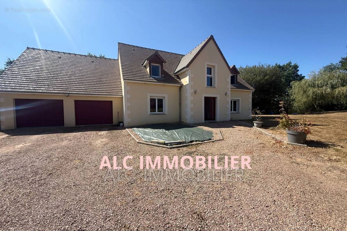 Maison à VILLAINES-LA-CARELLE