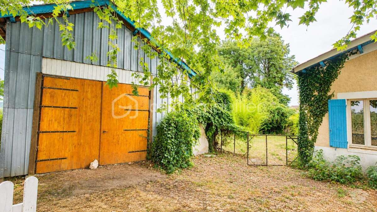  COUP DE CŒUR – Maison familiale avec magnifique parc, chai en pierre 75m² attenant et dépendance non attenante 140m² - photo 2