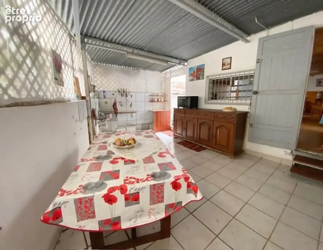 SAINT DENIS (974) Maison à vendre 8 pièces de 218 m² sur 2 niveaux - Garage - Sur parcelle de 755 m² - photo 12
