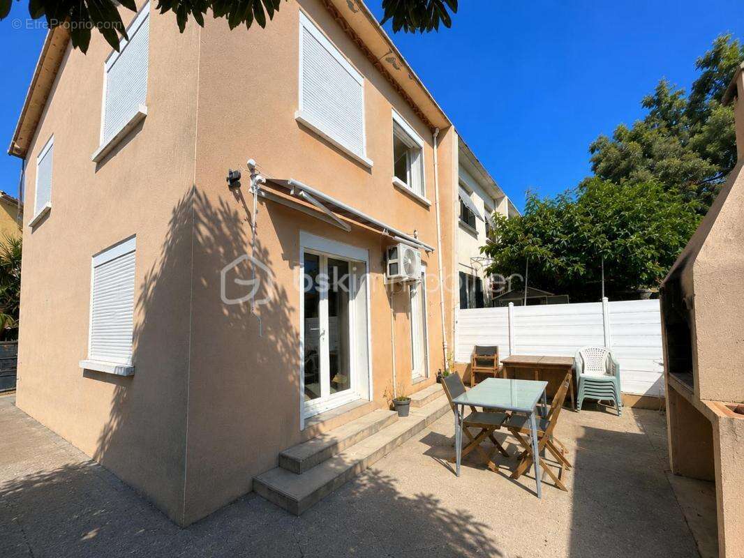 VIAS – Maison 3 faces avec extérieur, stationnement et 3 chambres, à 2 km de la plage ! - photo 3
