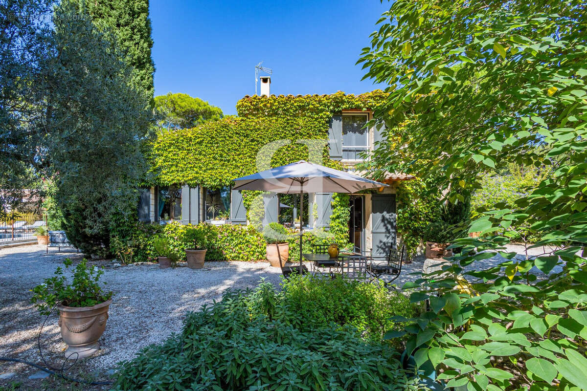 Maison 285 m² à Aramon  - photo 4