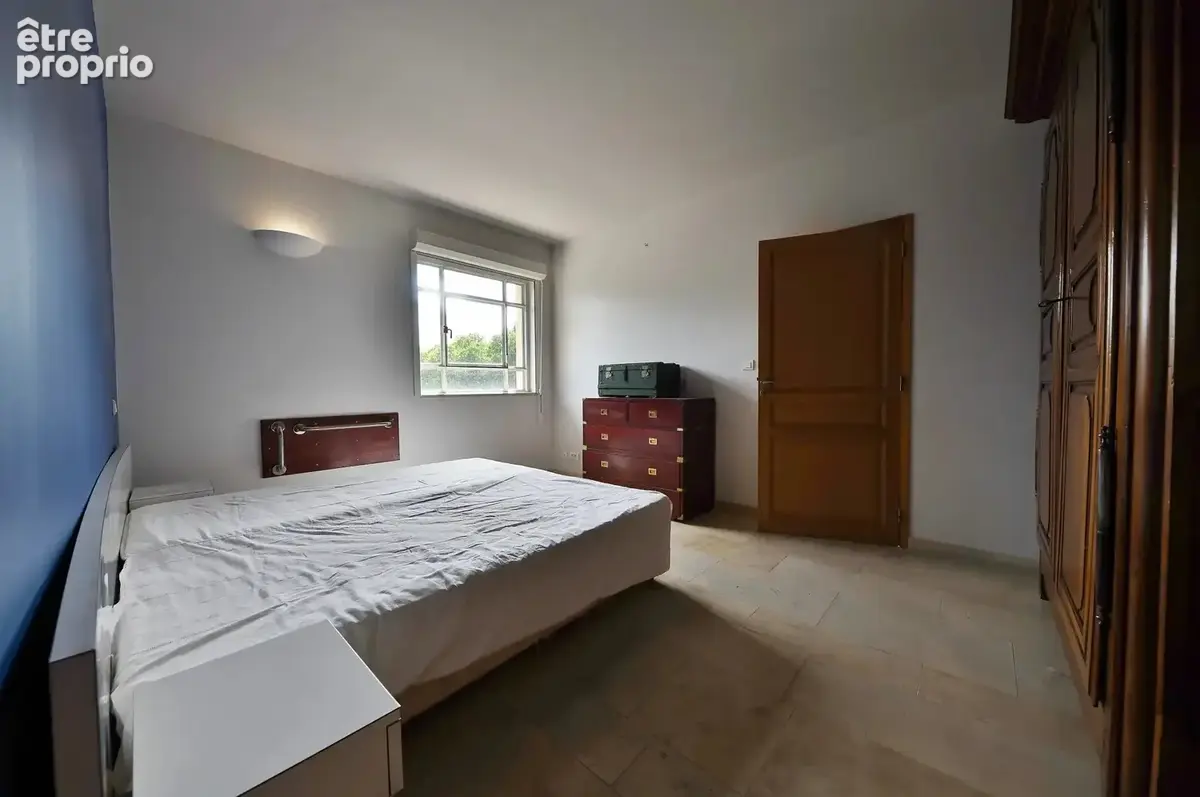 Uzès centre-ville – Appartement de 170m² environ,  beaux volumes et fort potentiel - photo 8