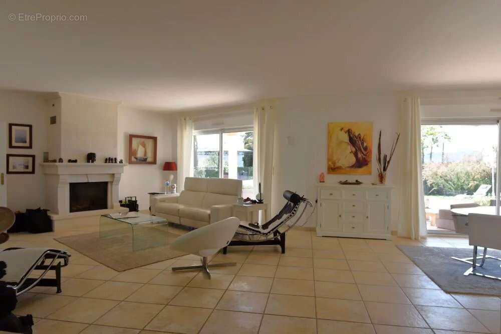 Maison à BAGNOLS-EN-FORET