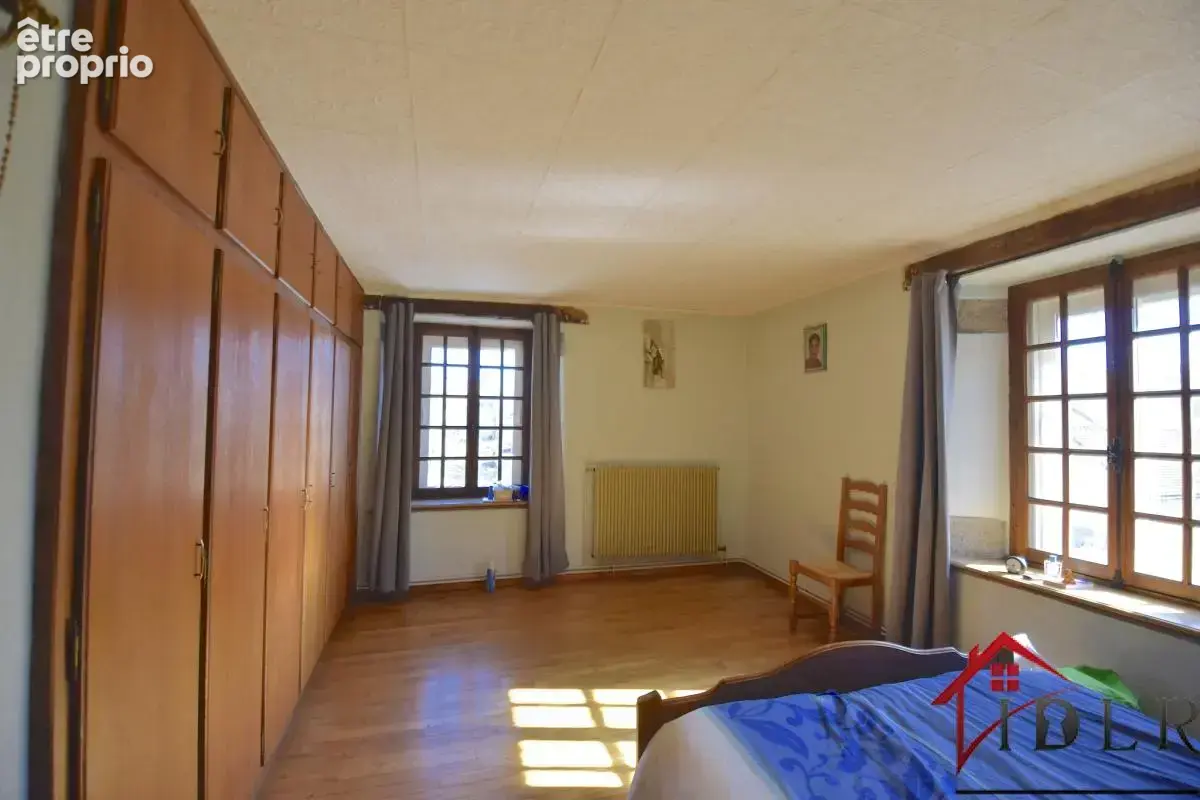 Maison d'une surface habitable d'environ 217 m2 disposée sur - photo 10