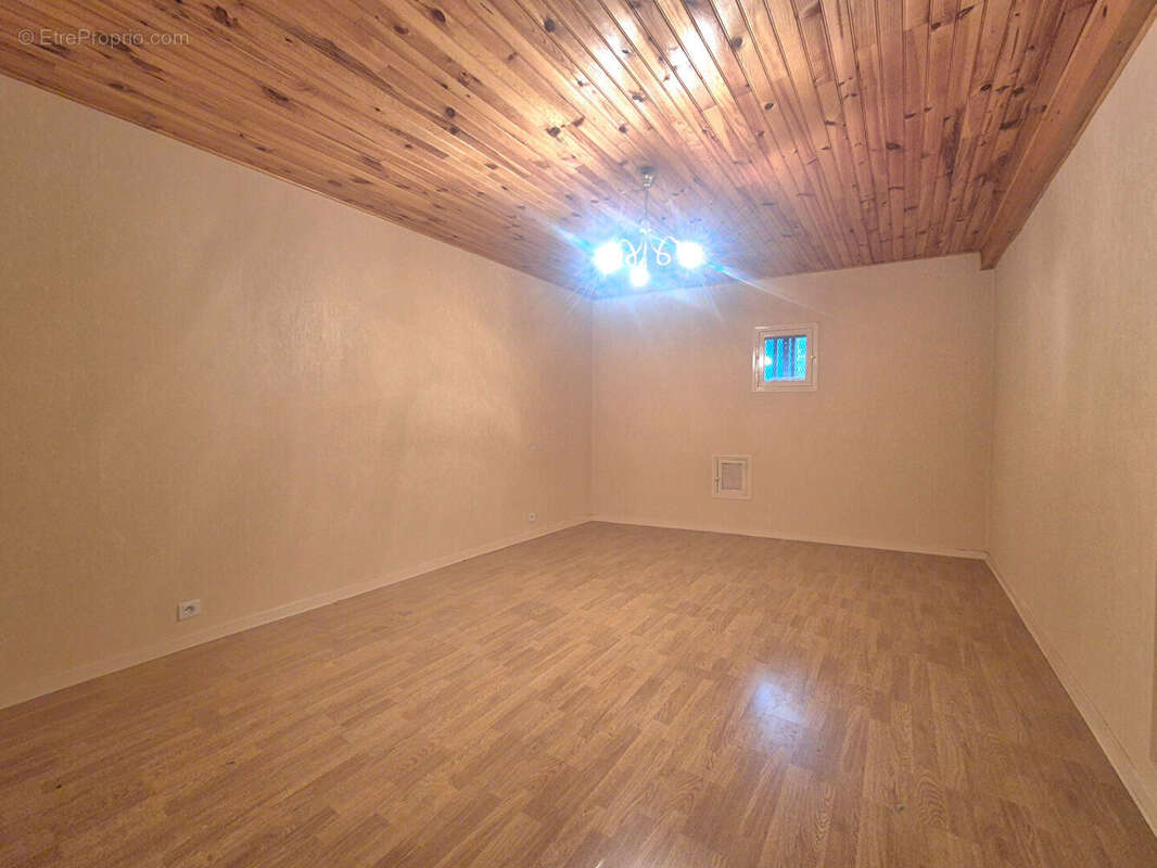 MIREFLEURS / Maison T5 de 115 M2, cour et nombreuses dépendances ! - photo 9