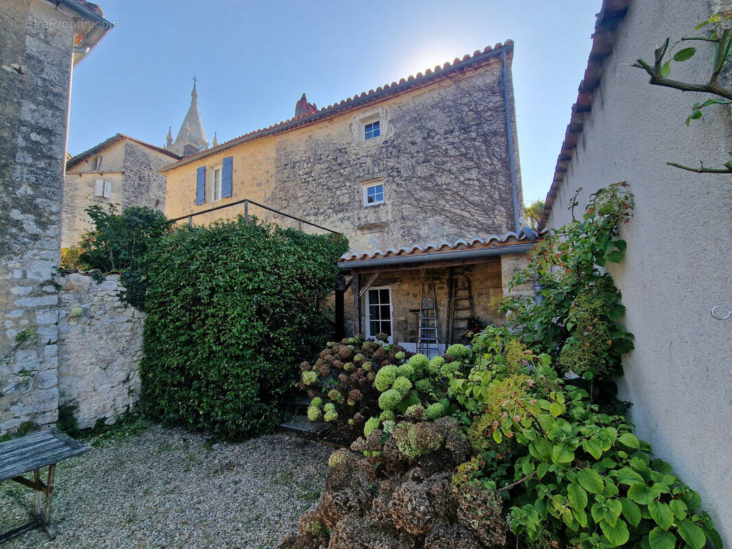 Maison à VILLEBOIS-LAVALETTE