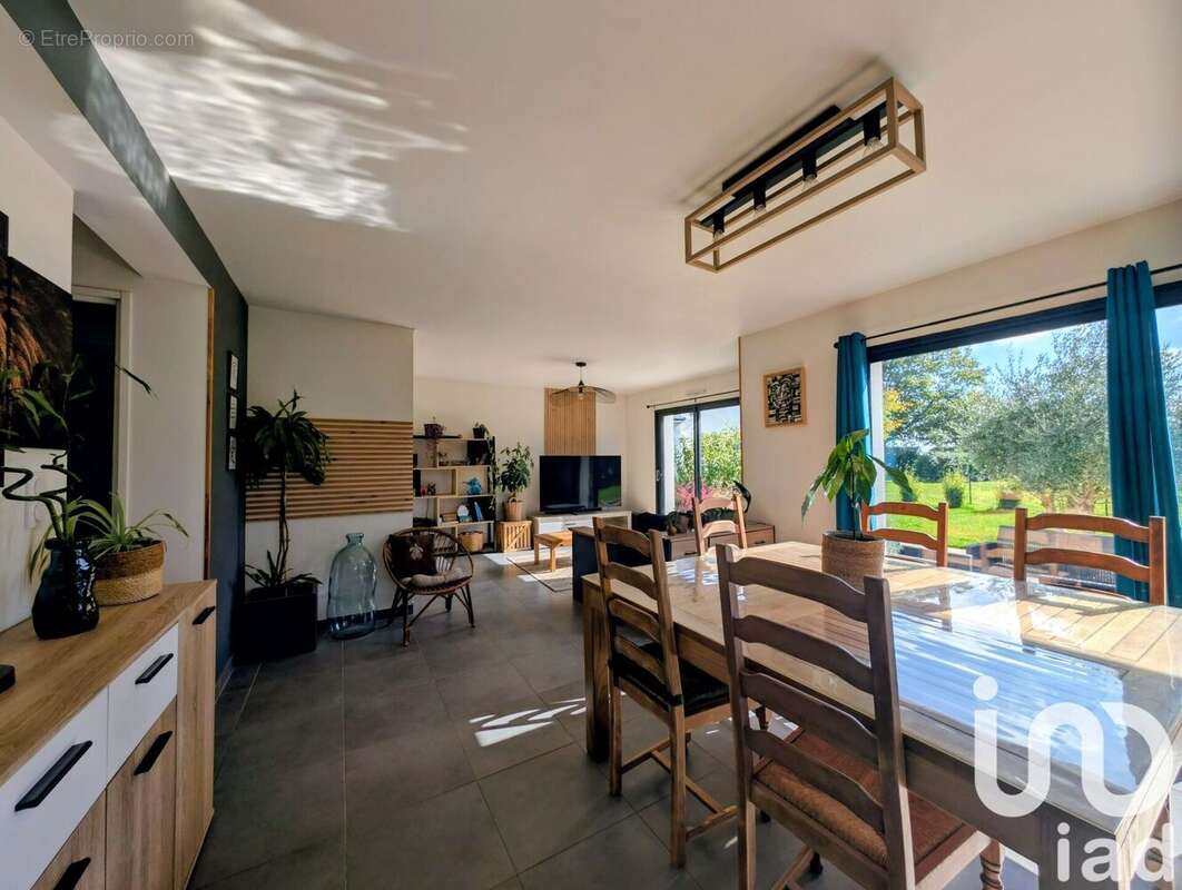 Photo 3 - Maison à LE TREVOUX