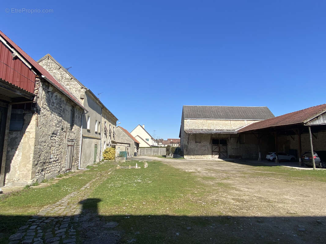 Chambly -ancien corps de ferme a rehabiliter plein centre-ville - photo 1