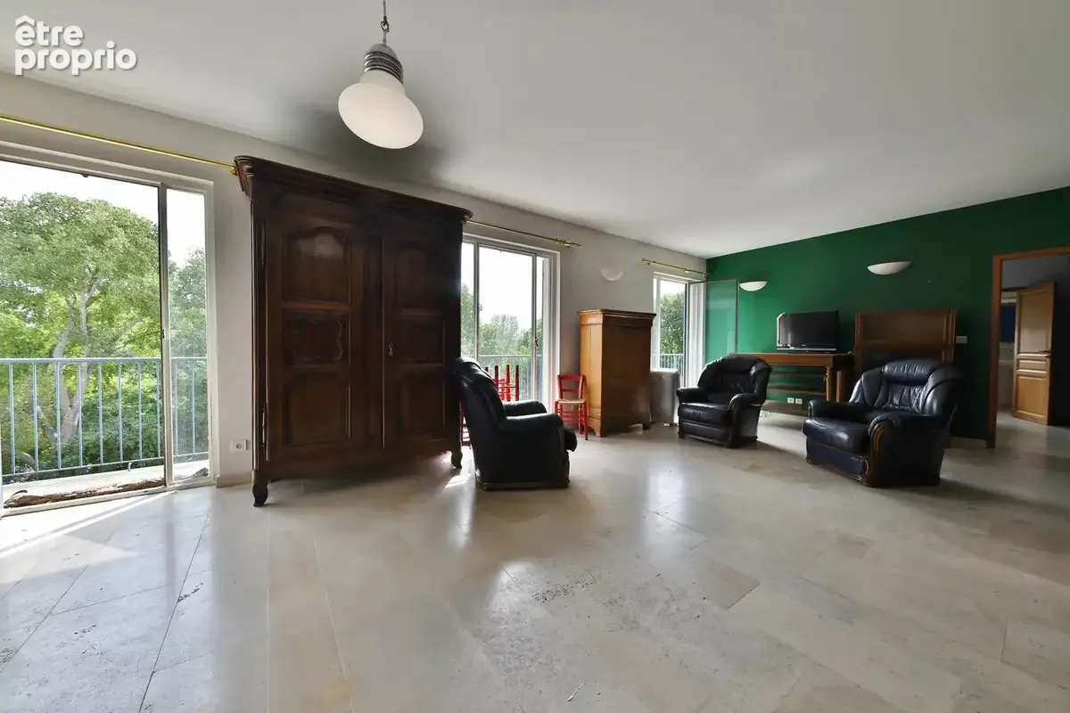 Uzès centre-ville – Appartement de 170m² environ,  beaux volumes et fort potentiel - photo 2