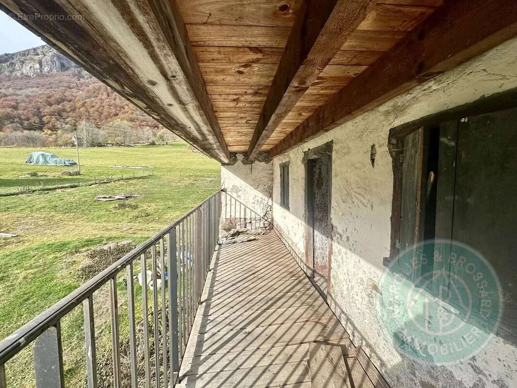 Maison avec grange - Terrain 2 335 m² avec une vue sur les montagnes - photo 5