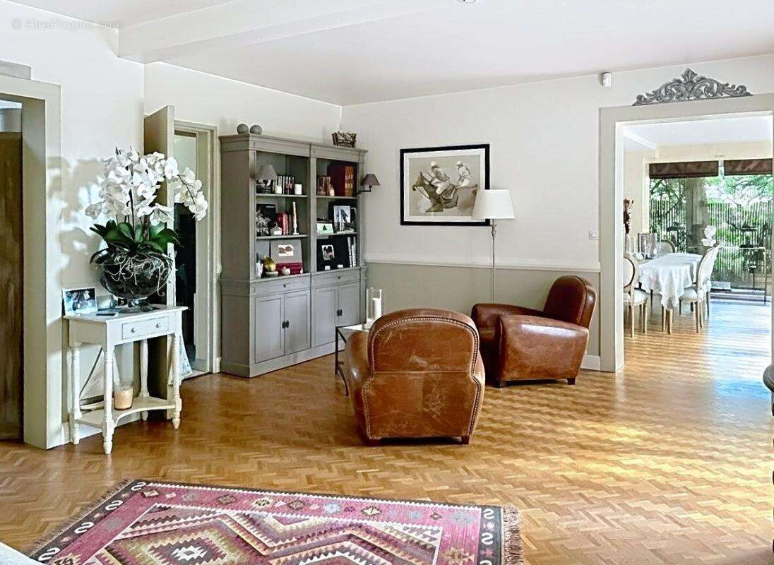 Maison  familiale de  5 chambres, beaux espaces de  réception sur jardin paysagé - photo 6