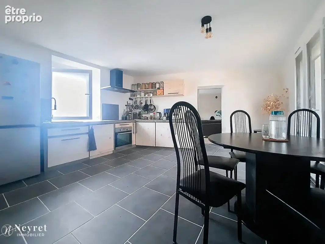 Communay - Maison de ville 151m2 - 4 chambres avec espace bureau - Cour privative de 35m2 - photo 3