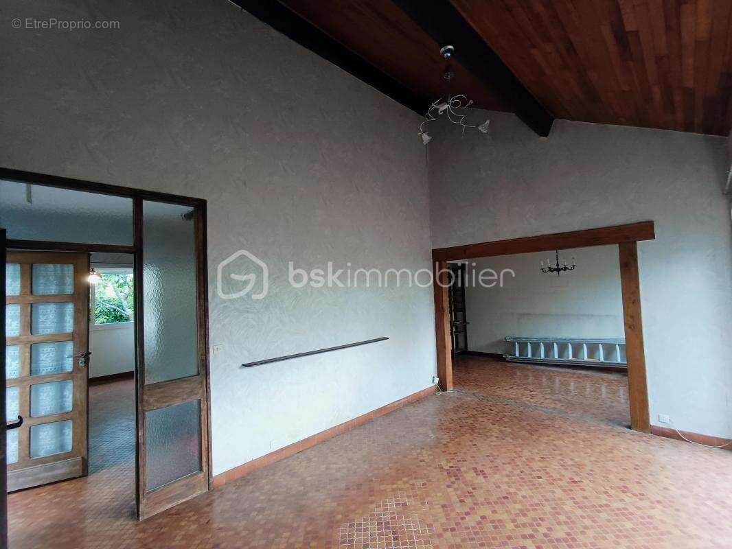 Secteur El Hogar - Maison de 107 m² avec jardin et garage, 4 chambres et fort potentiel - photo 4