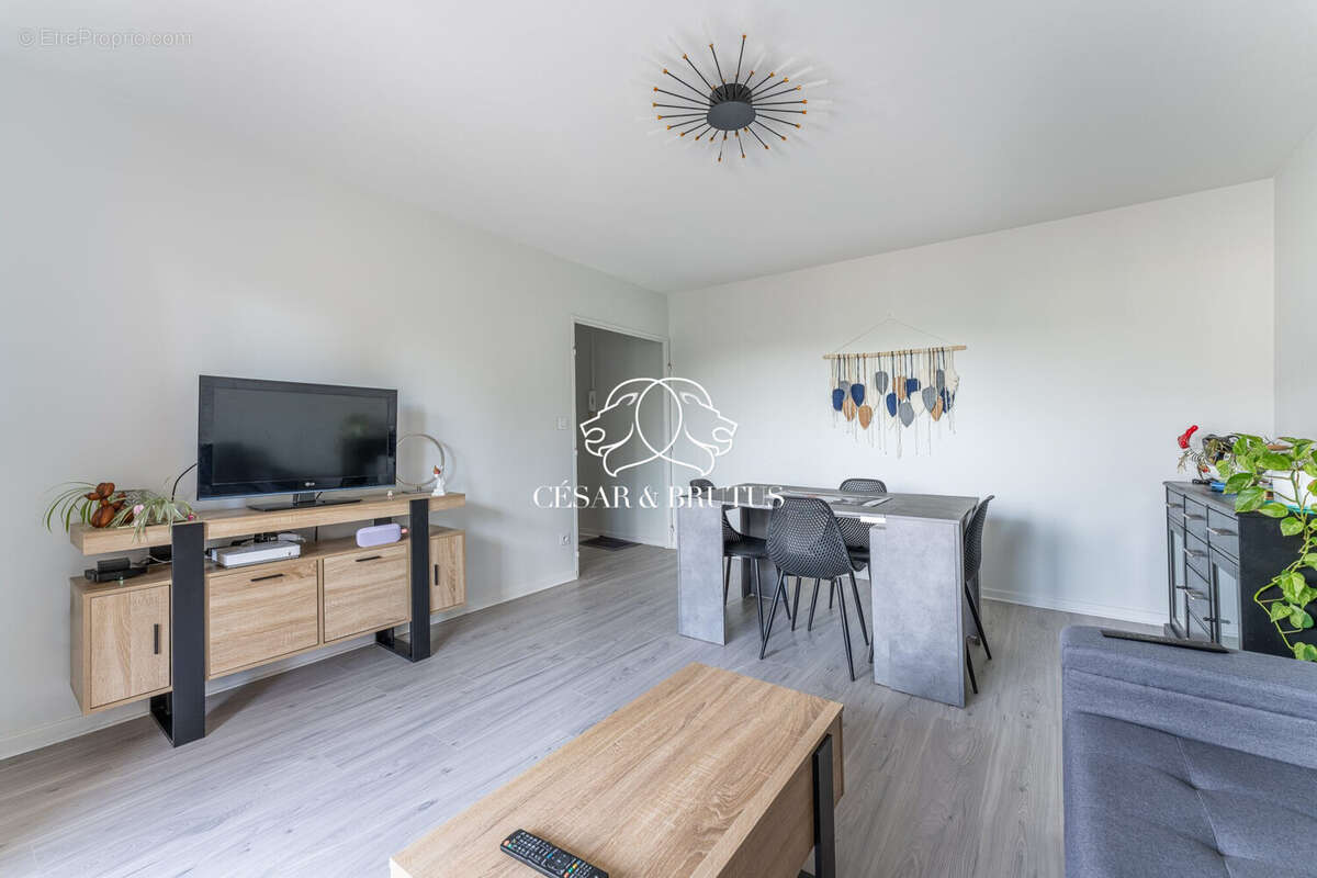 Appartement à LA TOUR-DE-SALVAGNY