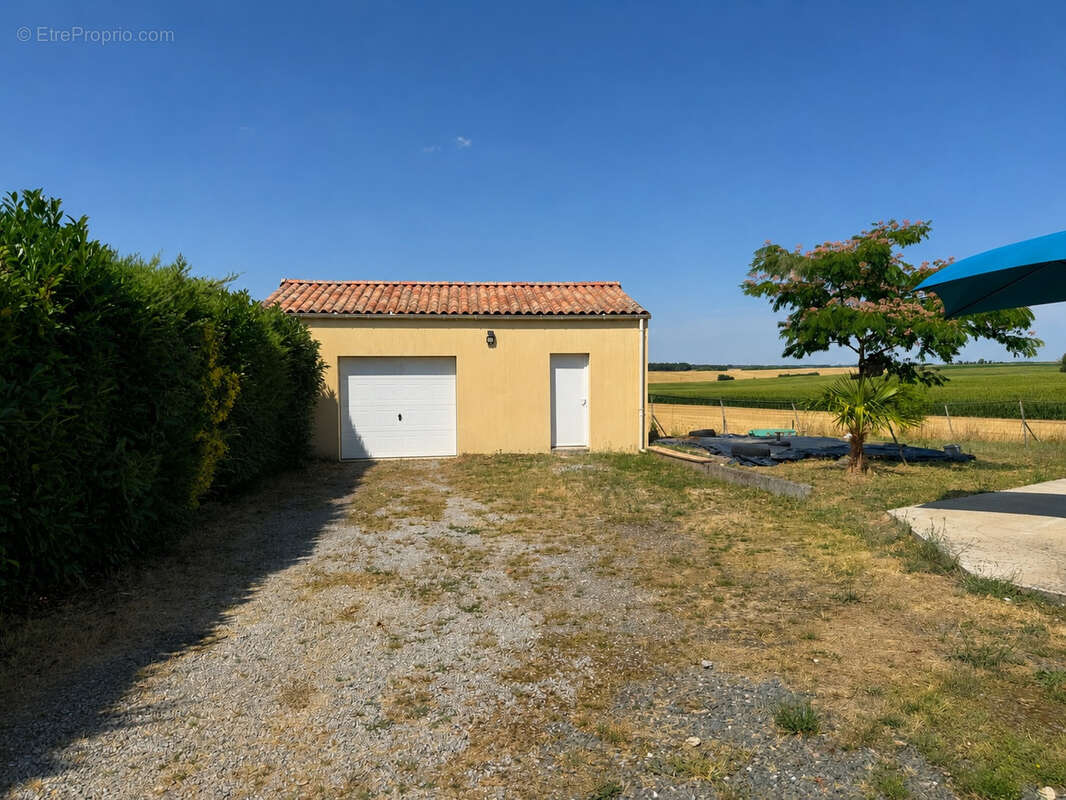 Maison de plain pied avec terrain clos - THIRE - photo 12