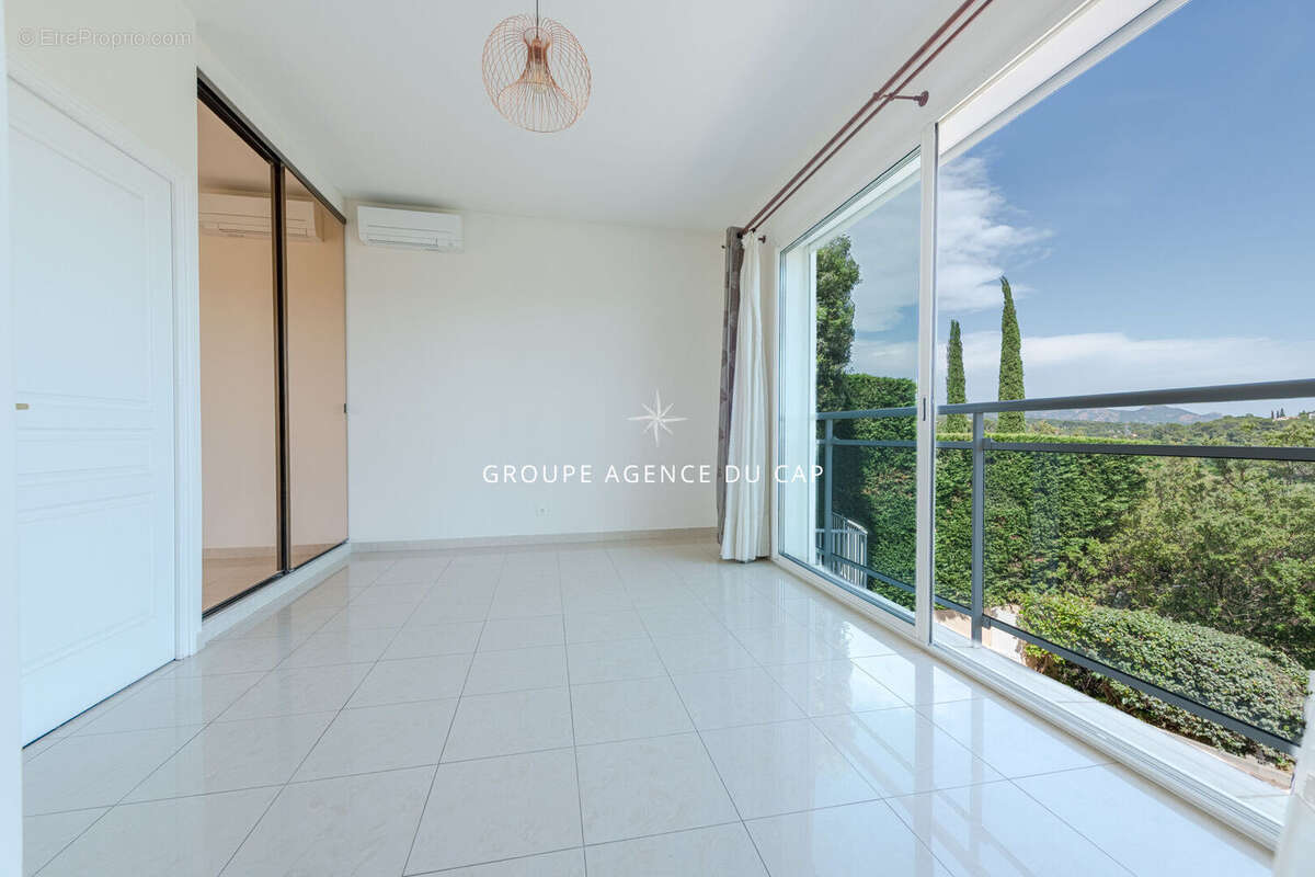 Vue degagee tres belle villa lumineuse de 7 pieces 5 chambres piscine deux garages proche golfs - photo 10