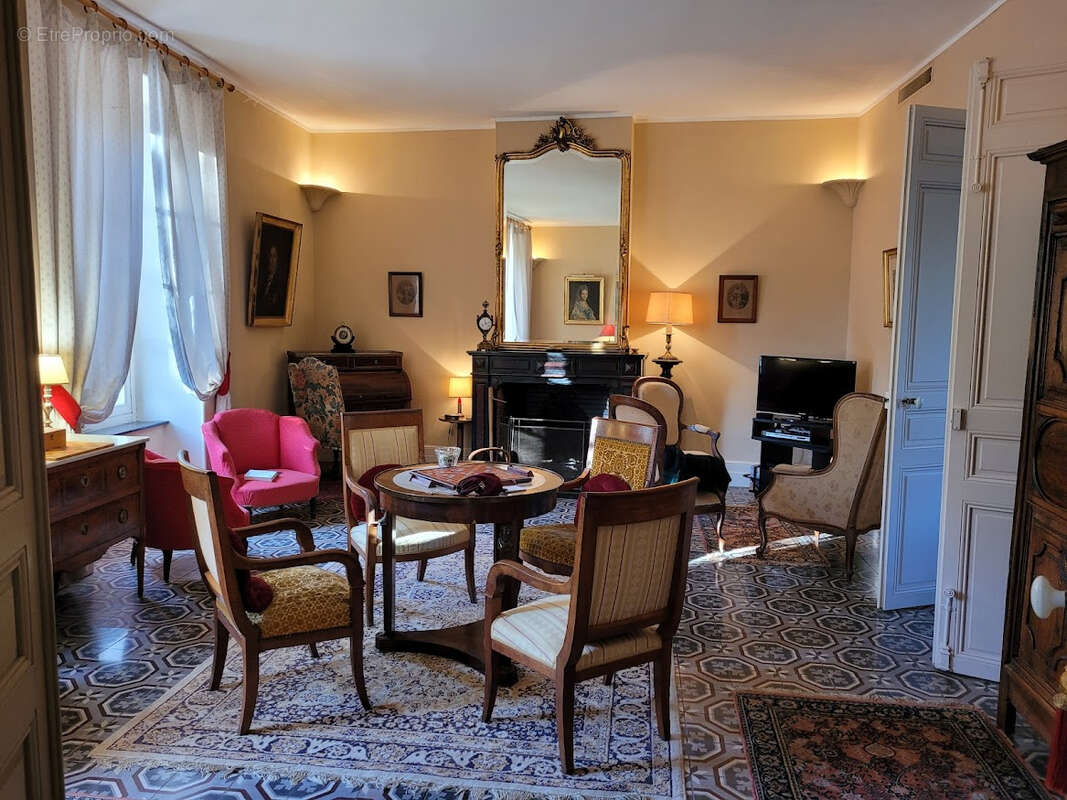 Domaine viticole avec maison de maître d'env. 850m2 habitables et 77 Hectares de terres - photo 6