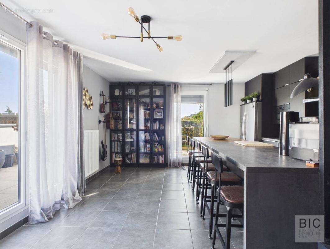 A vendre dernier étage avec climatisation et 50 m2 de terrasse - photo 5