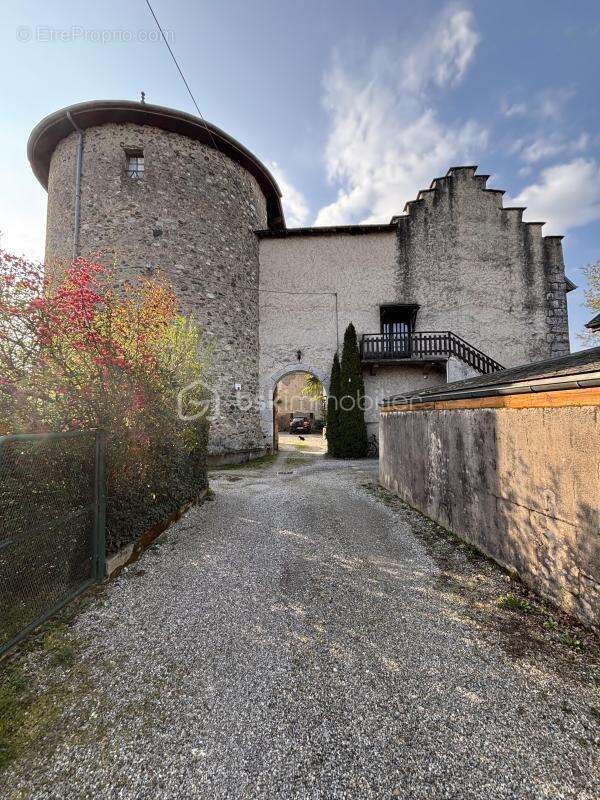 À découvrir sur la commune de Sainte-Hélène-du-Lac, entre Grenoble, Albertville et Chambéry une maison de 272m² F7 - photo 13