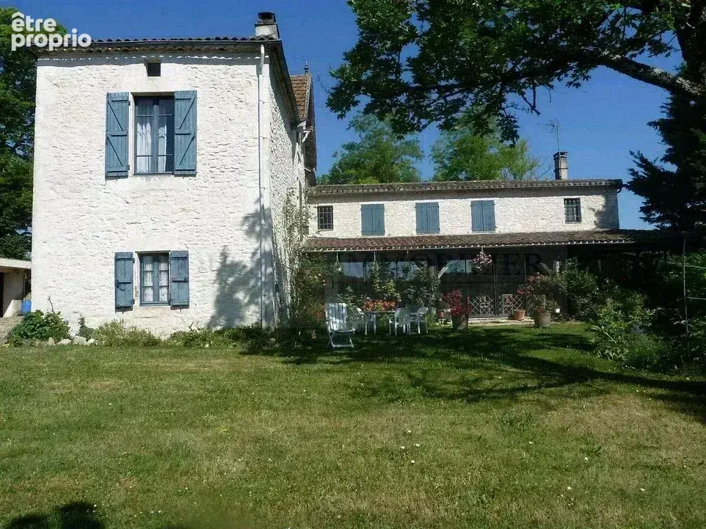 Imposante ancienne propriete de caractere en pierre, avec double garage - photo 1