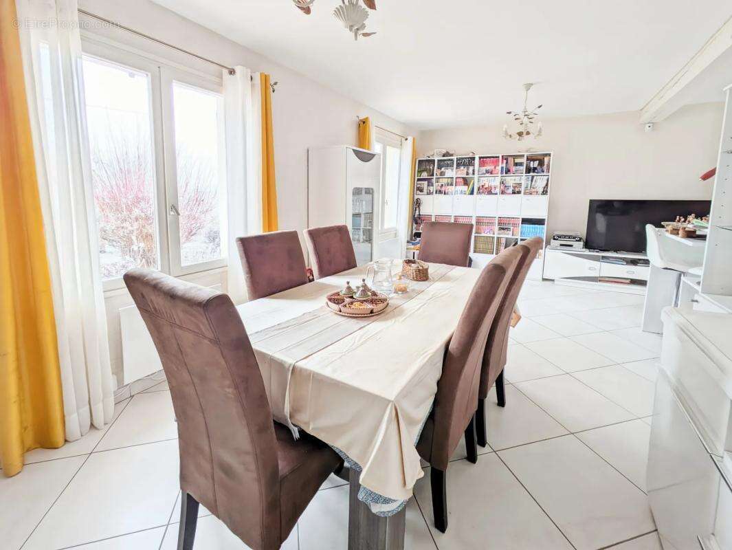 Maison à LES BORDES