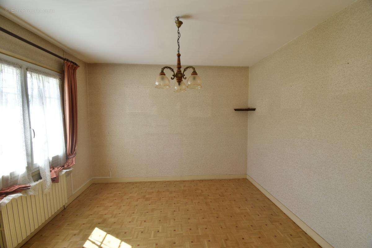 Maison à MYENNES