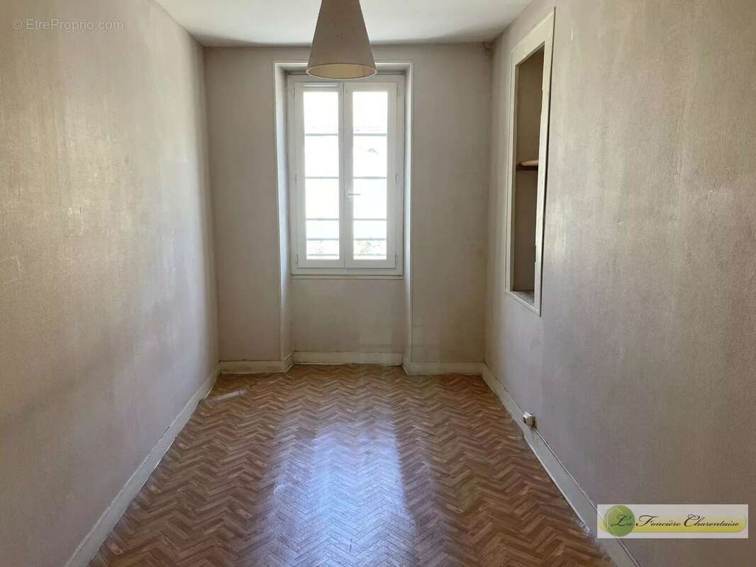 Maison 80 m² à Aigre  - photo 5