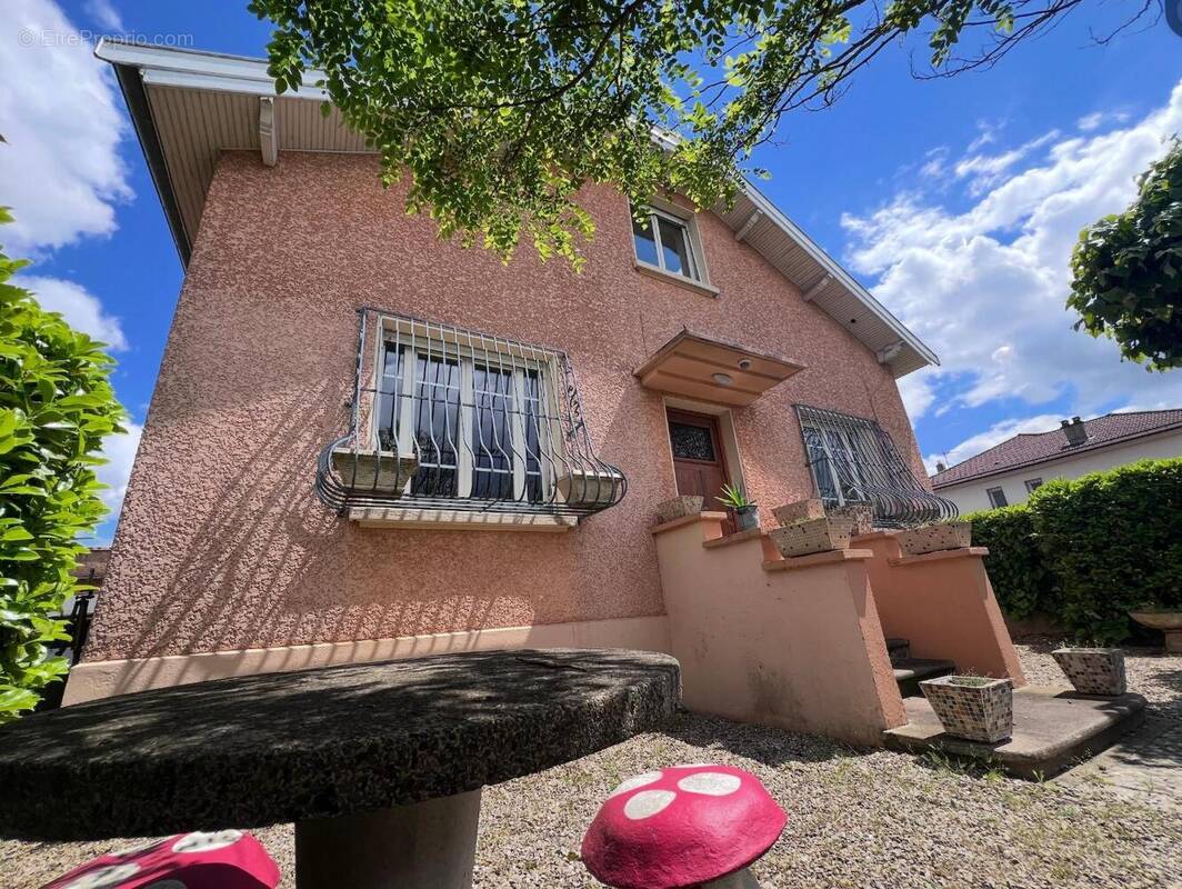  - Maison à DECINES-CHARPIEU