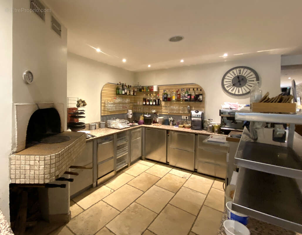 Commerce à SAINTE-CECILE-LES-VIGNES