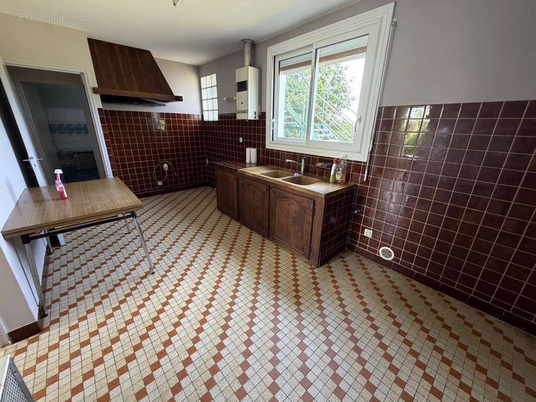 Maison de plain-pied de 77m2 habitables avec garage sur un terrain de 1 560m2 clos - photo 5