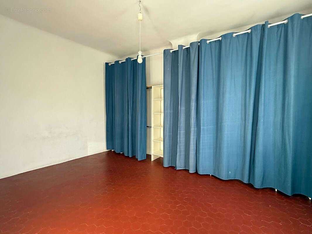 Maison à LA ROQUE-D&#039;ANTHERON