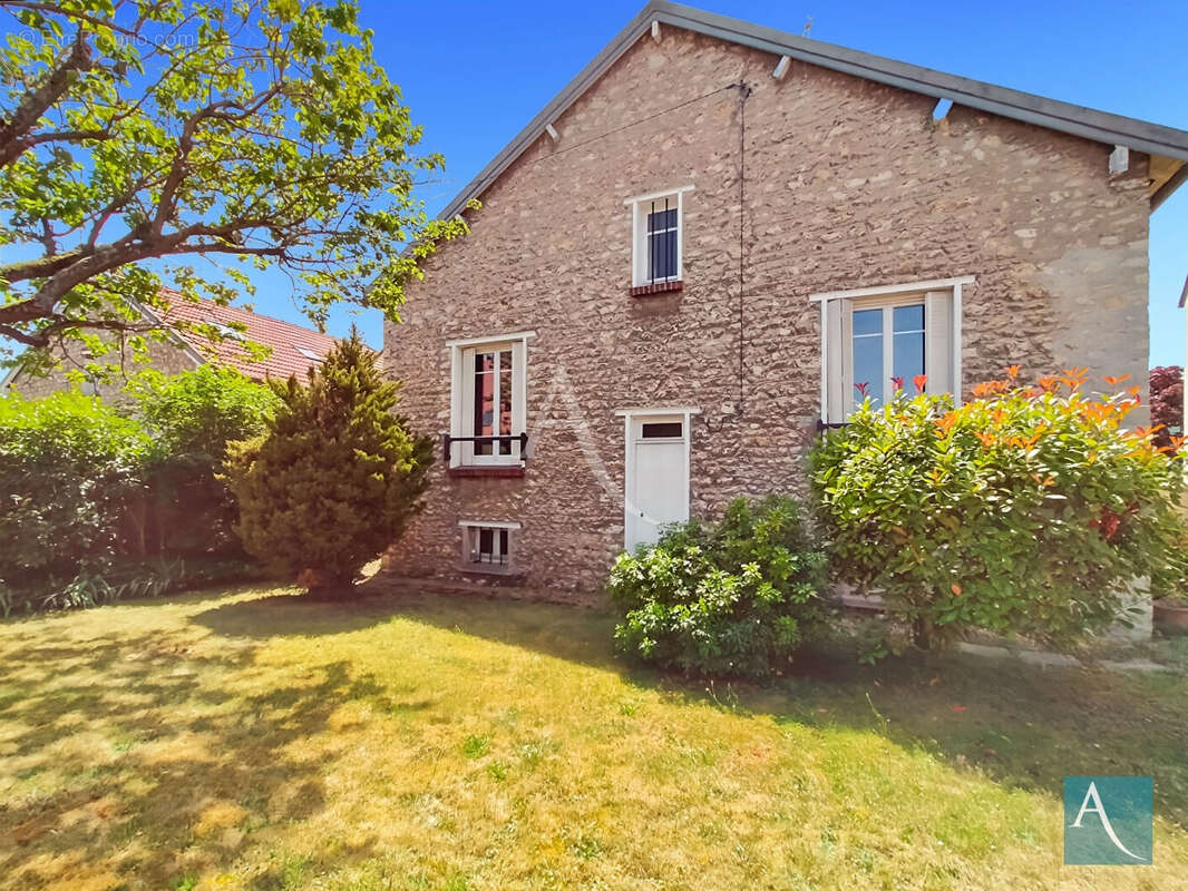 EXCLUSIVITÉ L'ADRESSE ÉTAMPES - Élégante meulière de caractère en coeur de ville - photo 2