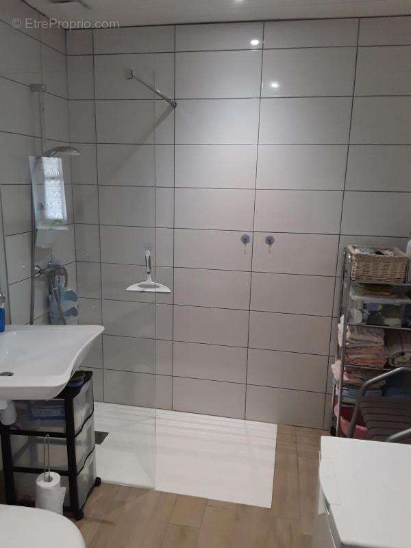 Jolie petite maison située à 840m du front de mer (plage  port Giraud).De 34,5m2 - photo 3