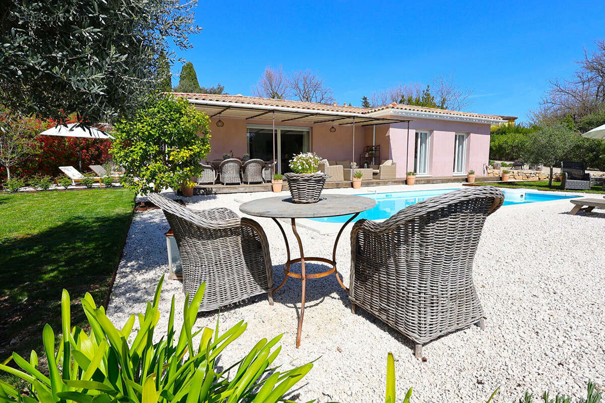 Villa récente Peymeinade 130 m² et 25 m² de garage avec piscine terrain de 1285 m² - photo 2