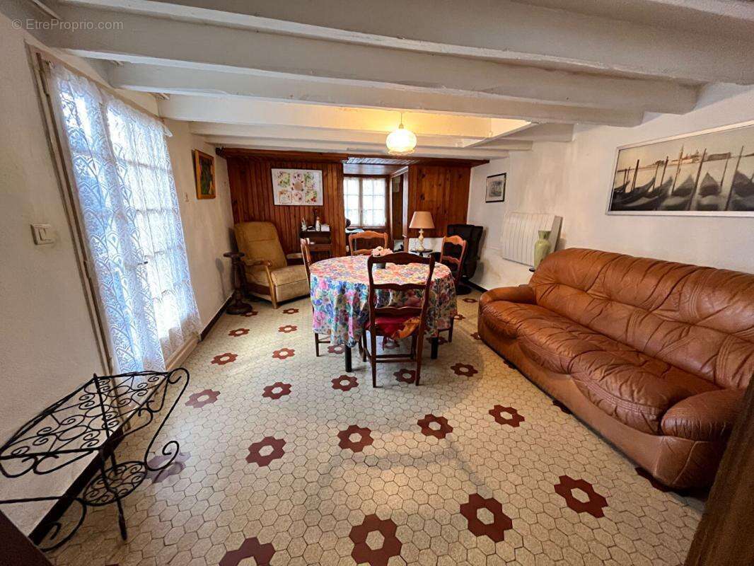 Maison atypique mitoyenne d'un côté, de 77 m2, 2 chambres, 180 m2 de terrain - photo 2