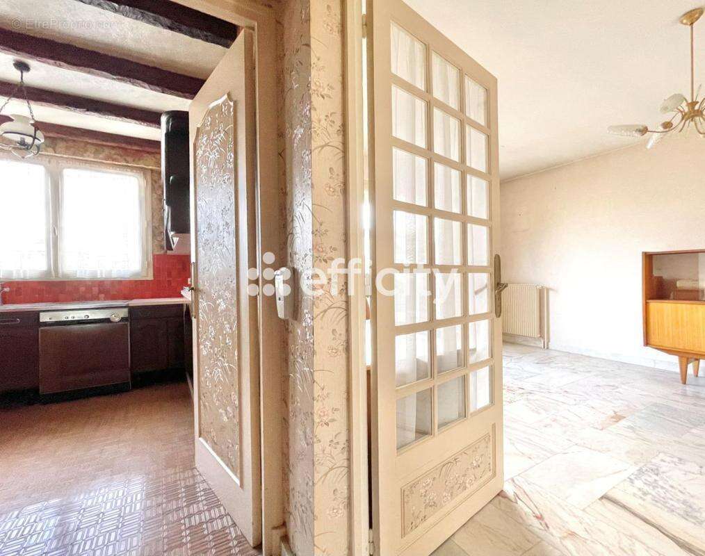 Maison à LES CLAYES-SOUS-BOIS