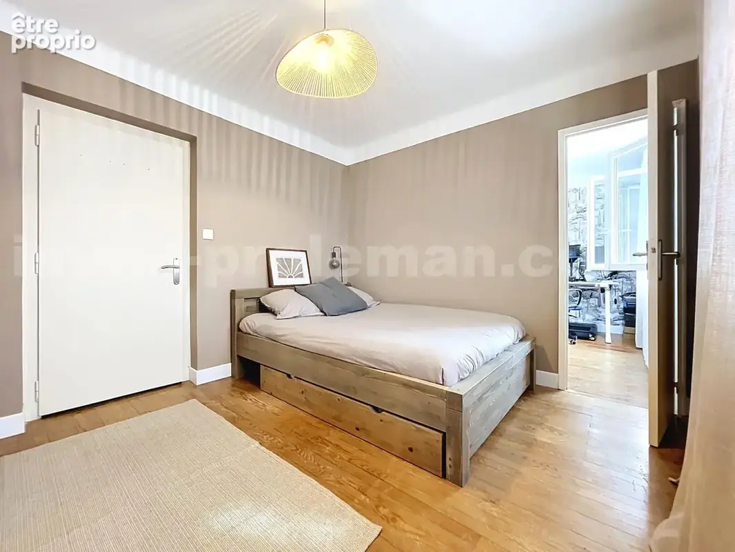Appartement_T3_la_roche_sur_foron_renove_refait_neuf_terrasse_balcon_belle_superficie_proche_prox_frontière_Suisse_direction_GENEVE_autoroutes_investissement_locatif_vente_vue_séjour_cuisine_équipée_