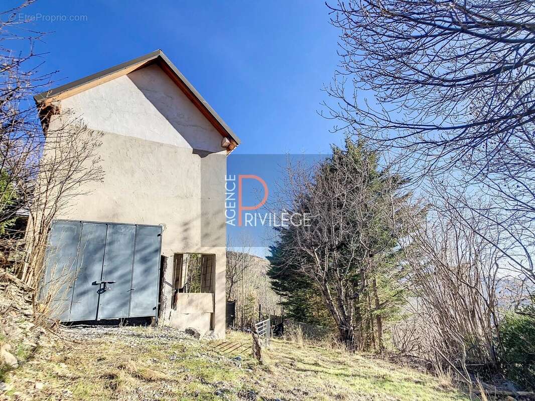 Grange à réhabiliter - 1,5 hectares - photo 3