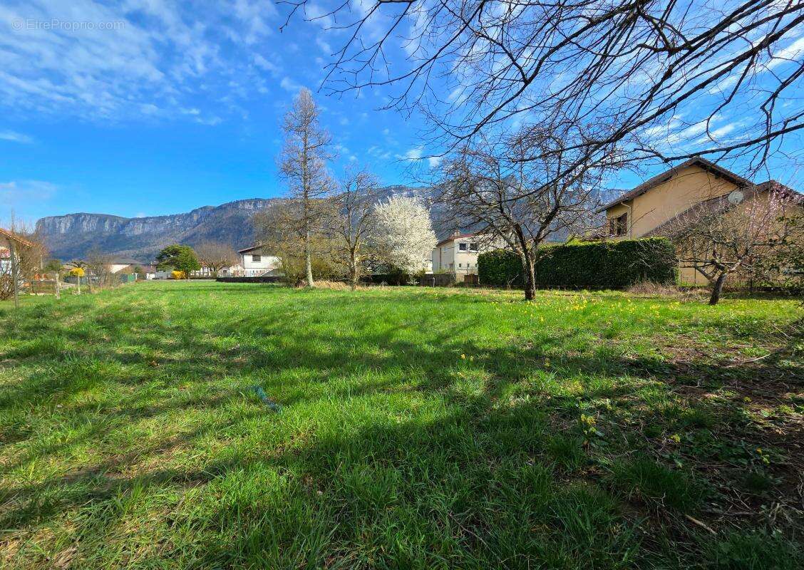 Terrain à SAINT-LAURENT-DU-PONT