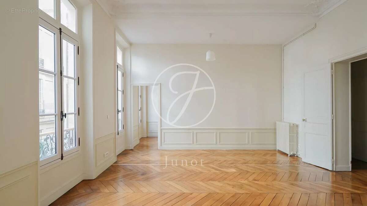Appartement à PARIS-8E